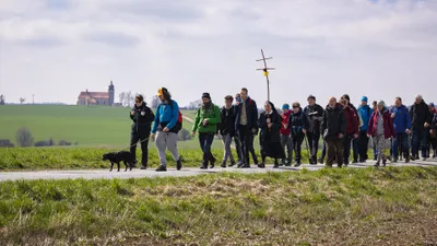 Poutníci symbolicky propojí Lukov a Starovičky, na pěší pouti poděkují za blahořečení